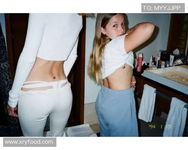 足球明星与纹身女的魅力碰撞揭示时尚与个性的完美结合