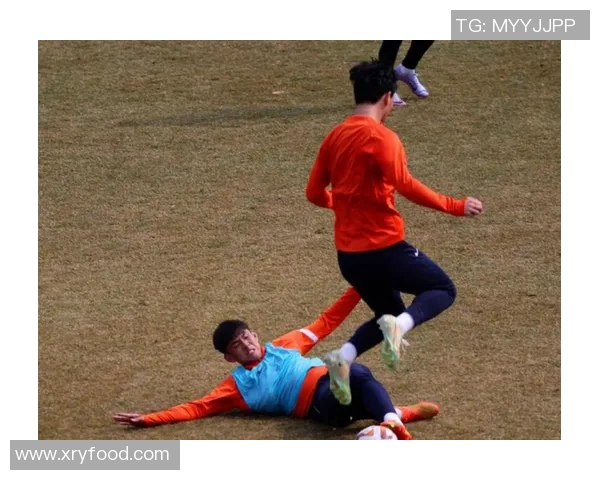 足球明星在比赛中意外受伤的视频引发球迷热议与关注